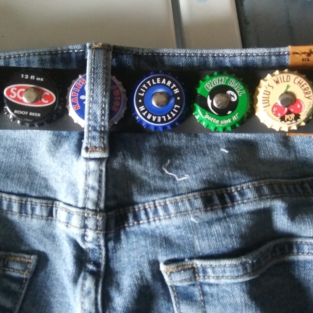 Lei belt with bottle caps